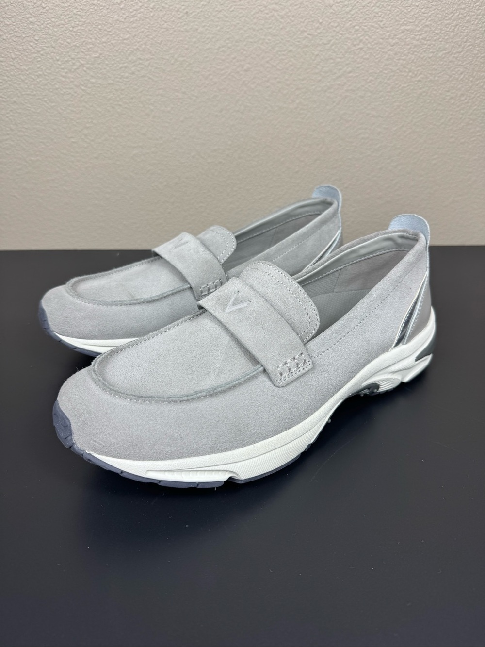 Vionic Walk Roam Sneaker Loafer in Grey Nubuck size 10
